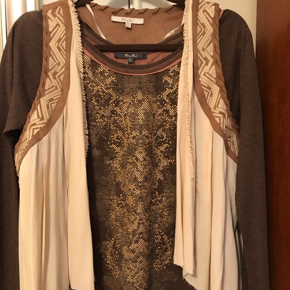 Fall in love with this two piece set! Buckle!